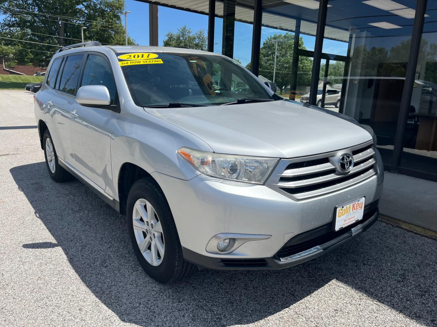 2011 Classic Silver Metallic Toyota Highlander Base 2WD V6 (5TDZK3EH5BS) with an 3.5L V6 DOHC 24V engine, 5-Speed Automatic transmission, located at 1633 W Kimberly, Davenport, IA, 52806, (563) 323-5341, 41.559456, -90.598732 - Photo#2